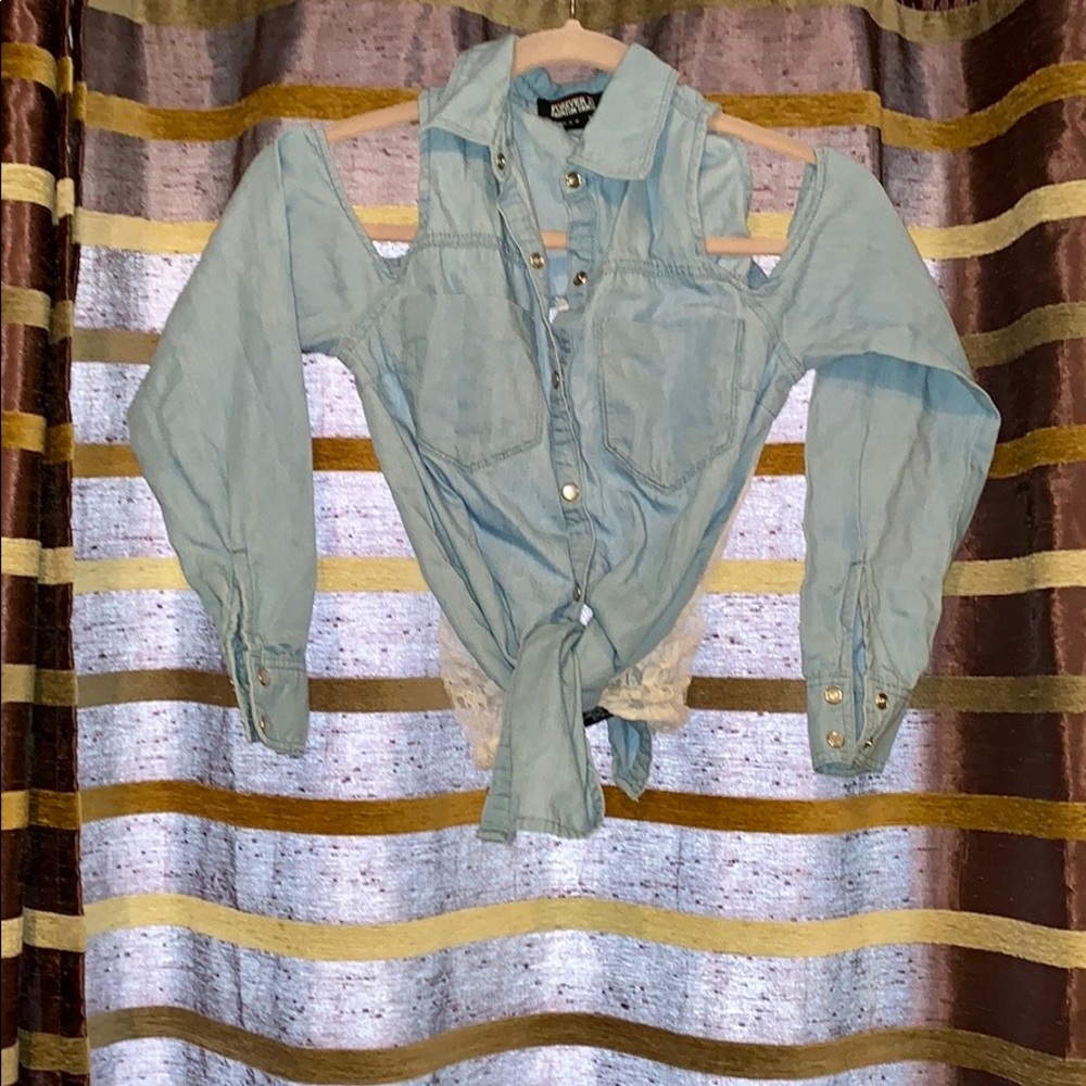 ❗️2/$10❗️Cold Shoulder Chambray Shirt